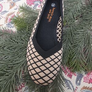 bernie mev. Women's Catwalk X Flats in Black/Blush